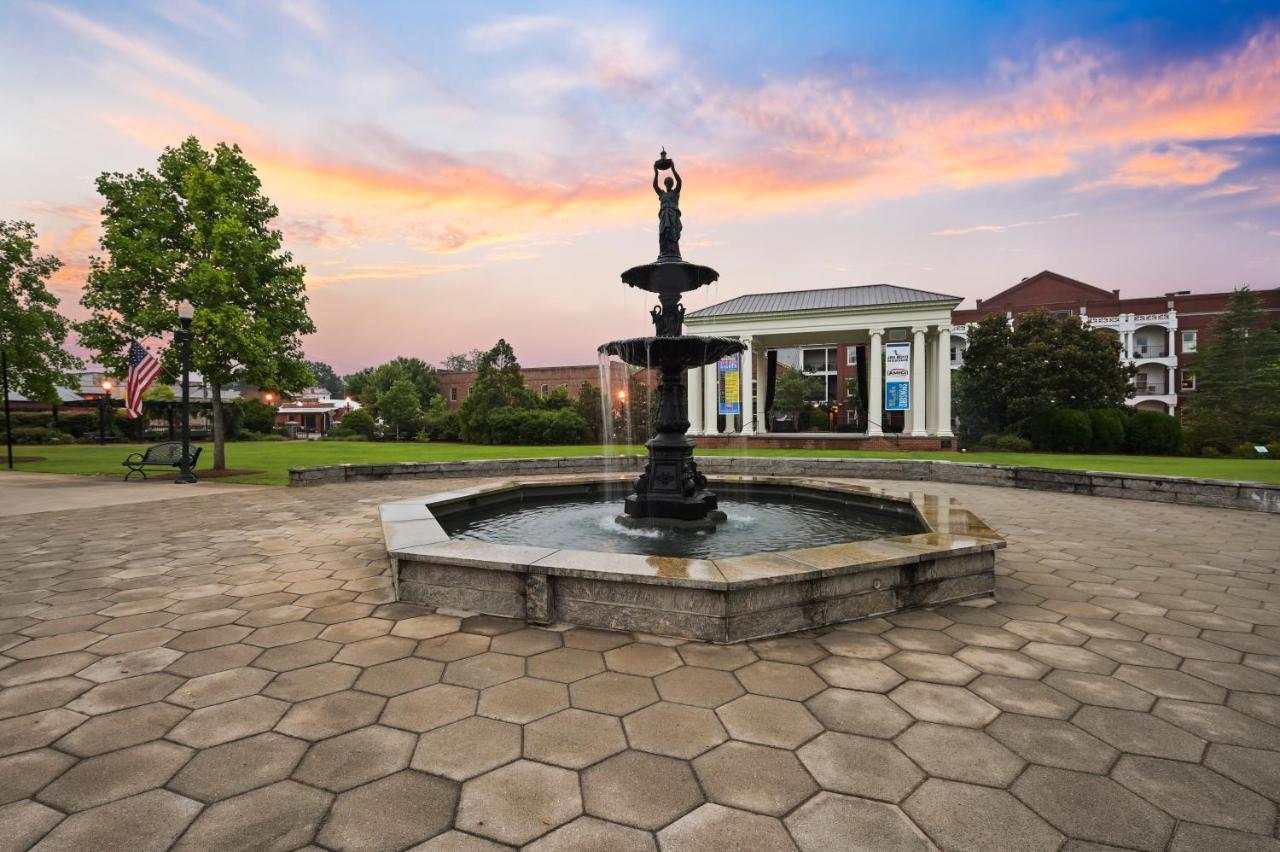 The James Madison Inn Екстериор снимка