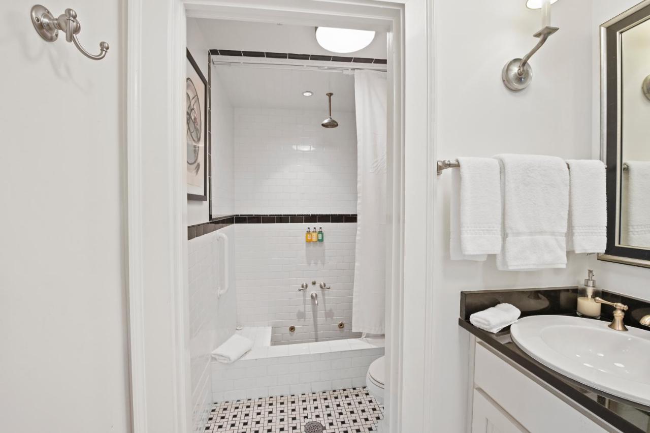 The James Madison Inn Екстериор снимка